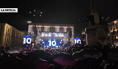 Capodanno in piazza Duomo a Catania: oltre ottomila sotto la pioggia tra musica. Il video