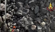 Cade e si infortuna lungo la scogliera della Timpa: i soccorsi arrivano dall'alto