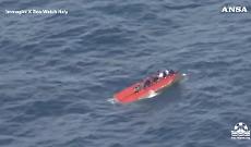 Migranti, il video del difficile salvataggio sulla barca capovolta: 32 superstiti e 80 dispersi