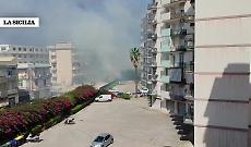 Siracusa, fumo e fiamme tra i palazzi: il video dell'incendio in via Antonello da Messina