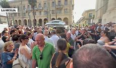 A Riposto l'ultimo saluto a Lino Guarrera: lo struggente addio della figlia che canta &ldquo;Cu'mme&rdquo; sul sagrato