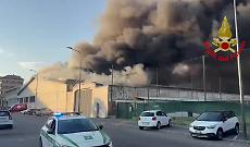 Vasto incendio al deposito BRT della Bovisa a Milano: il rogo &egrave; partito da un container
