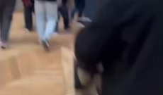 Appendono il loro ritratto al Louvre accanto a quello della Gioconda: due tiktoker beffano (di nuovo) la sicurezza