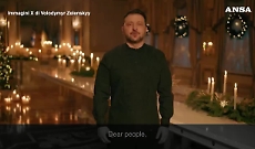 Zelensky nel discorso di Natale: &laquo;Abbiamo tutti un sogno, che Putin muoia&raquo;