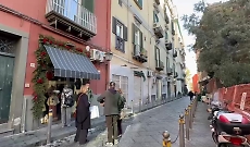 Napoli, coltellate nella movida di Chiaia: il talento del calcio ferito, due minorenni si costituiscono