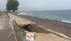 Un crollo annunciato sul lungomare tra Riposto e Torre Archirafi: si apre voragine sul marciapiede 