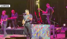 Francesco Gabbani interrompe il concerto a Letojanni per un  malore: il video