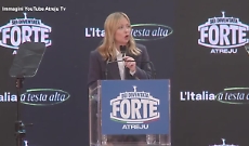 Meloni ad Atreju ringrazia le opposizioni e anche Elly Schlein ma stigmatizza il “nanimorettismo” della leader del Pd 