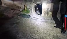 Due Kalashnikov e droga in un vano nascosto sotto il balcone: arrestato un 38enne