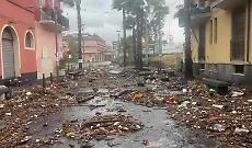 Devastazione in via Colombo a Riposto: pali divelti, panchine sradicate e detriti in strada