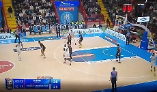 Basile schiaccia troppo forte e rompe il canestro: sospesa Napoli - Cant&ugrave;