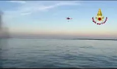 Yacht di lusso prende fuoco e affonda, in salvo le 10 persone a bordo