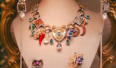 I gioielli da favola di Dolce & Gabbana: gemme, diamanti, maioliche, putti