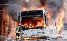 Bus in fiamme (archivio)