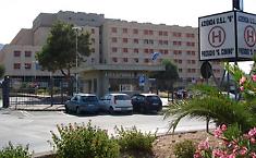 Va a misurarsi la pressione ubriaco, picchia gli infermieri e tenta di rubare una pistola: arrestato