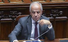 Le intimidazioni e i roghi contro ristoranti, chioschi e lidi a Palermo: luned&igrave; la visita del ministro dell'Interno Piantedosi