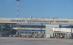 Aeroporto di Palermo, protesta contro il caro voli: &laquo;Tornare a casa per le feste &egrave; un diritto negato&raquo;