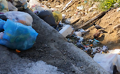 La buca piena di rifiuti