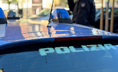 Segnalazione dei vicini per l'odore nauseabondo: nel cortile di via La Farina trovato il cadavere di una donna