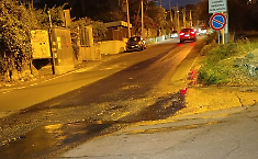 Grave perdita idrica e pericolo per la sicurezza stradale a San Giovanni La Punta