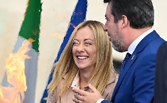 Le reazioni all'assoluzione di Salvini: Meloni chiede un applauso in Senato, la Lega esulta, Fi applaude. Bonelli: &laquo;Allora non ci sono le toghe rosse?&raquo;