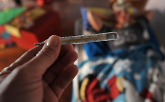 Influenza, 800mila nuovi casi in 7 giorni con la variante K. I sintomi e le previsioni per Natale: &laquo;Con le feste &ldquo;bomba&rdquo; nelle case&raquo;