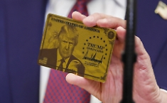 Trump si accorda con nove aziende per farmaci a prezzi pi&ugrave; bassi. E mostra la "gold card", il visto per super ricchi