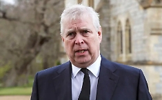 Caso Epstein, l'ex principe Andrea ritratto sdraiato su due donne a Sandringham