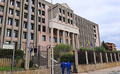 Il marito indagato e archiviato, ma il trasferimento scatt&ograve; lo stesso, la moglie: &laquo;Famiglia distrutta l'Arma mi ascolti&raquo;