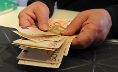 Compri oggi e paghi a rate: per Natale molti si indebitano, il pericolo di finire in mano agli strozzini &egrave; dietro l'angolo