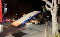 Tir incastrato perde tetto