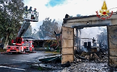 Brucia ancora la Zona Industriale di Catania: in fiamme un centro benessere e due negozi
