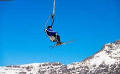 Vento solleva la rete, lo scarpone resta agganciato: 32enne precipita dalla seggiovia Tremol 1 a Piancavallo