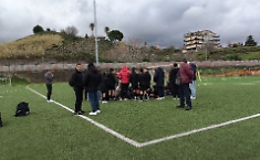 Calciatore di 13 anni s'infortuna: a terra 52 minuti prima dell'arrivo dell'ambulanza