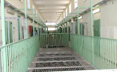 Fiamme in cella per ottenere il trasferimento: tre agenti intossicati al carcere di Trapani