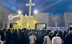 Zen, pi&ugrave; di 200 persone di fronte alla chiesa colpita dai proiettili: "Vogliamo fatti concreti"