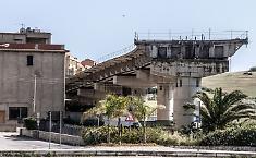 Il viadotto incompiuto che da quarant'anni deturpa il paesaggio di Siculiana: demolirlo costa 3 milioni ma c'&egrave; un'idea per trovare i fondi
