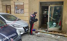 Paura a Enna: gioielleria La Tora svaligiata nella notte con una mini gru, una transenna abbandonata durante la fuga