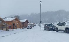 Sull&rsquo;Etna arriva la neve, ma non &egrave; abbastanza per aprire le piste da sci. Eppure il vulcano &egrave; affollato di escursionisti