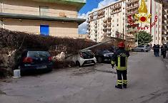 Crolla un muro a Palermo, paura in via Nairobi: un ferito
