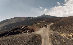 Etna Nord, inizia la pulizia della pista per quota 3mila. Ma per le escursioni in fuoristrada si attende il via libera del Parco