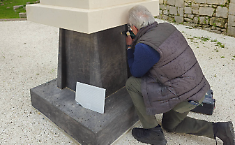 Nei Giardini iblei a Ragusa la scultura donata da Salvatore Massari: pannello con testo dell'autore e Qr per la traduzione inglese