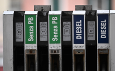 Carburanti, il governo sceglie il bisturi: taglio delle accise &ldquo;lampo&rdquo; per 20 giorni, stop al rafforzamento della social card e risorse limitate