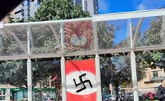 Svastica su una pensilina vicino al Renzo Barbera: l'atto vandalico alla fermata del bus in via Alcide De Gasperi