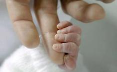 &laquo;Condizioni disperate all'arrivo, i medici hanno fatto tutto il possibile&raquo;: le indagini sulla neonata morta a Enna