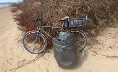 Marina Marza (Ispica), il mare restituisce la plastica e lui la raccoglie