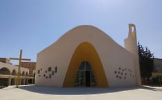 L'altare al centro e il popolo attorno: l'arcivescovo consacra la nuova chiesa Santa Barbara