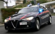 Follia in famiglia: aggredisce la zia col coltello e si scaglia contro i carabinieri