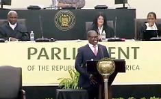 Gaffe in Parlamento: il ministro entra con la patta aperta e i social impazziscono