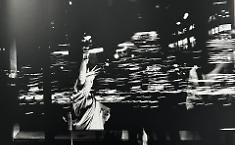 La New York che sorprende il visitatore con i suoi contrasti in bianco e nero